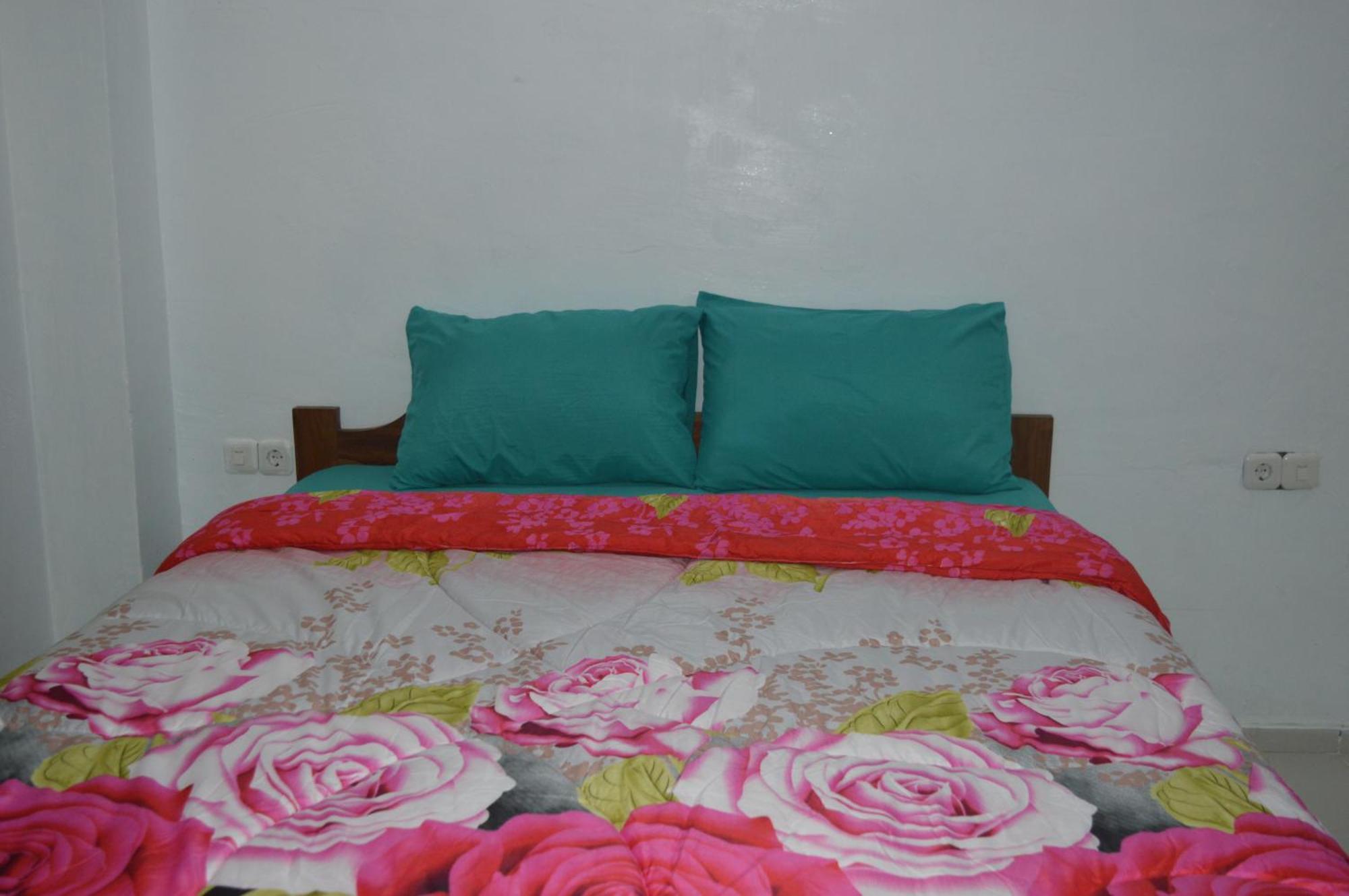 Labuan Bajo Mahoni Guesthouse Exterior photo